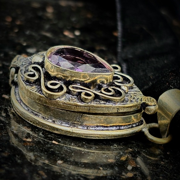 Amethyst Locket, Choker, February Birthstone, 6 Carat Stone, Sterling Silver - Picture 4 of 9